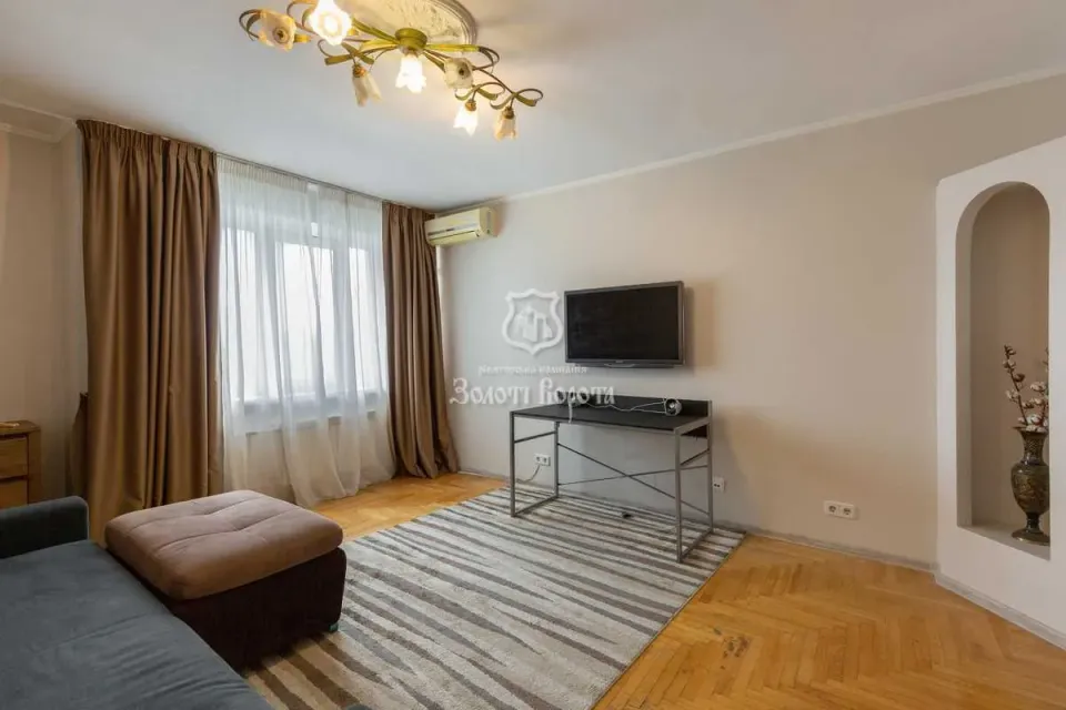 Продам 3-кімнатну квартиру, Киевская обл., Киев, Голосеевский р-н, Антоновича вул.
