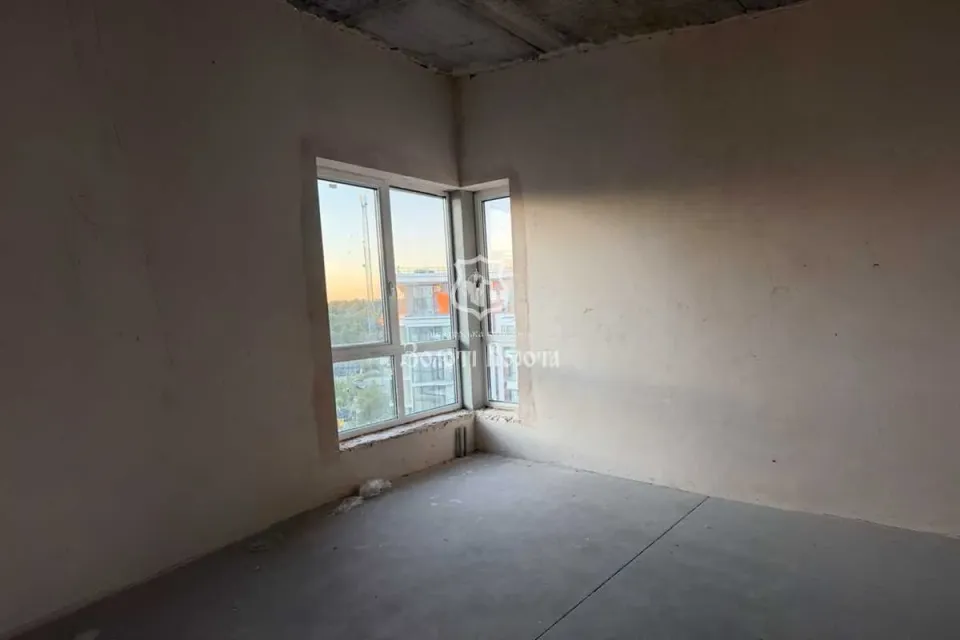 Продам 4-кімнатну квартиру, Киевская обл., Киев, Деснянский р-н, Радистів вул.